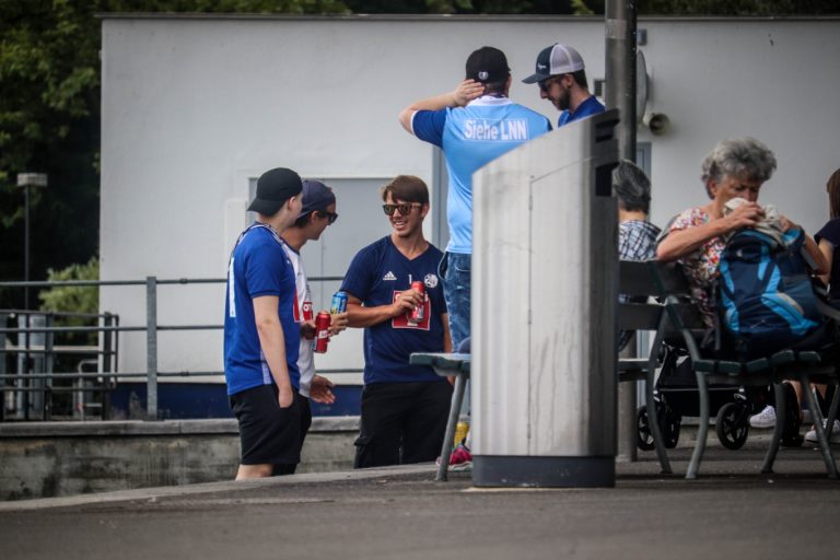 Supporters zorgen voor een vurige terugkeer naar het stadion bij FC