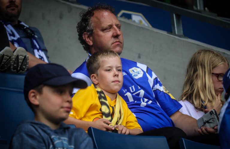 Supporters zorgen voor een vurige terugkeer naar het stadion bij FC