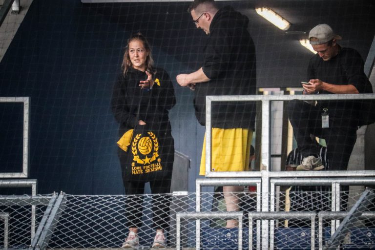 Supporters zorgen voor een vurige terugkeer naar het stadion bij FC