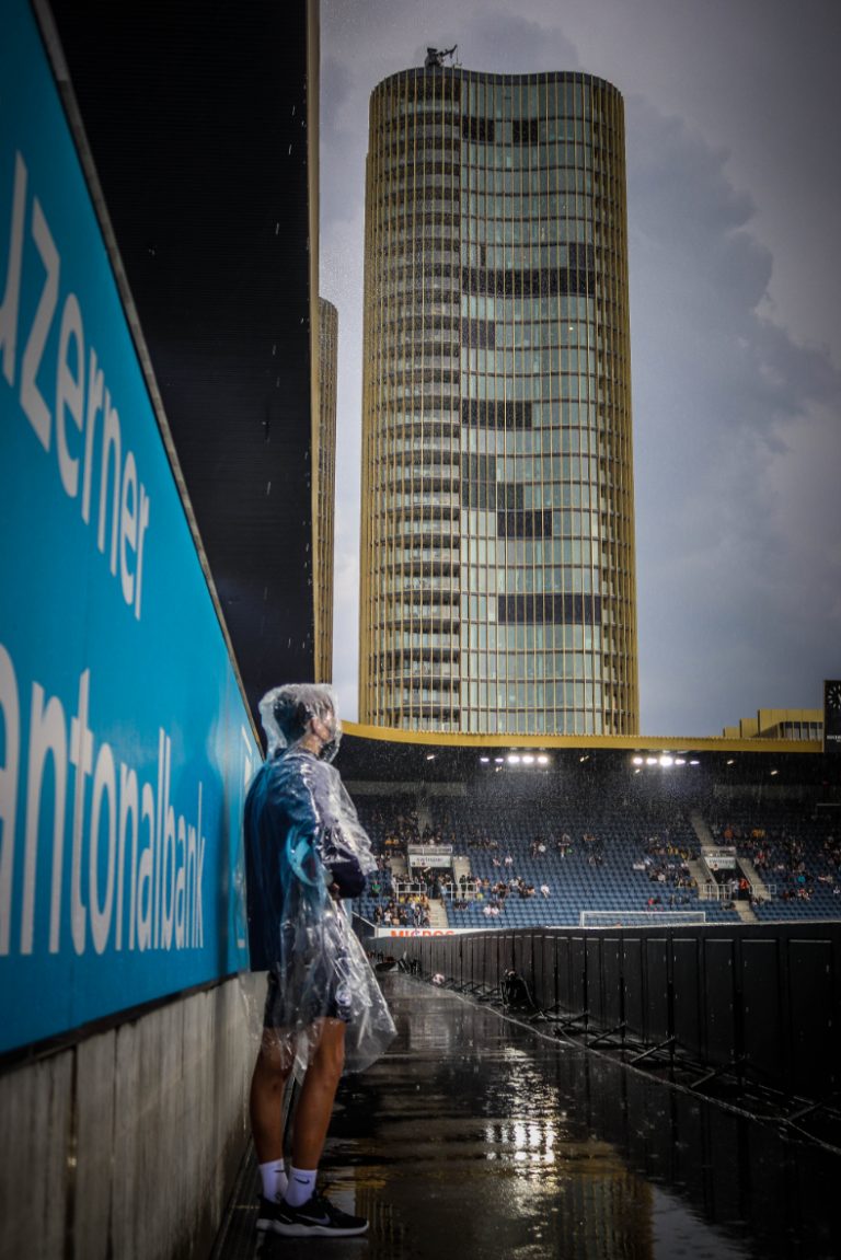 Supporters zorgen voor een vurige terugkeer naar het stadion bij FC
