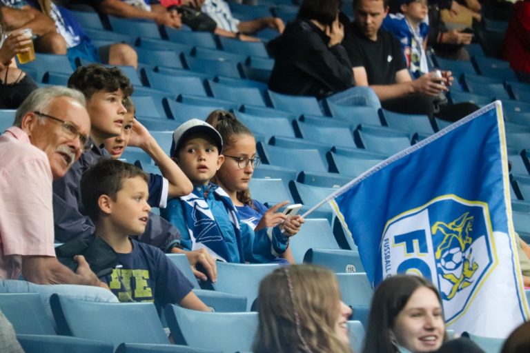 Supporters zorgen voor een vurige terugkeer naar het stadion bij FC
