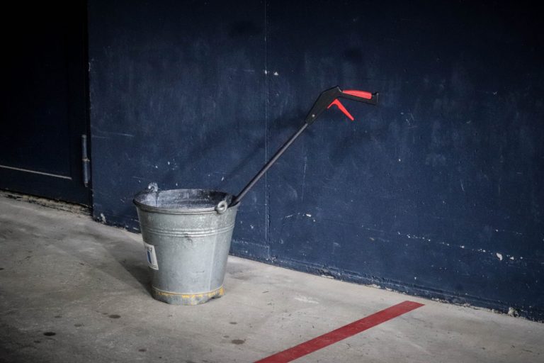 Supporters zorgen voor een vurige terugkeer naar het stadion bij FC