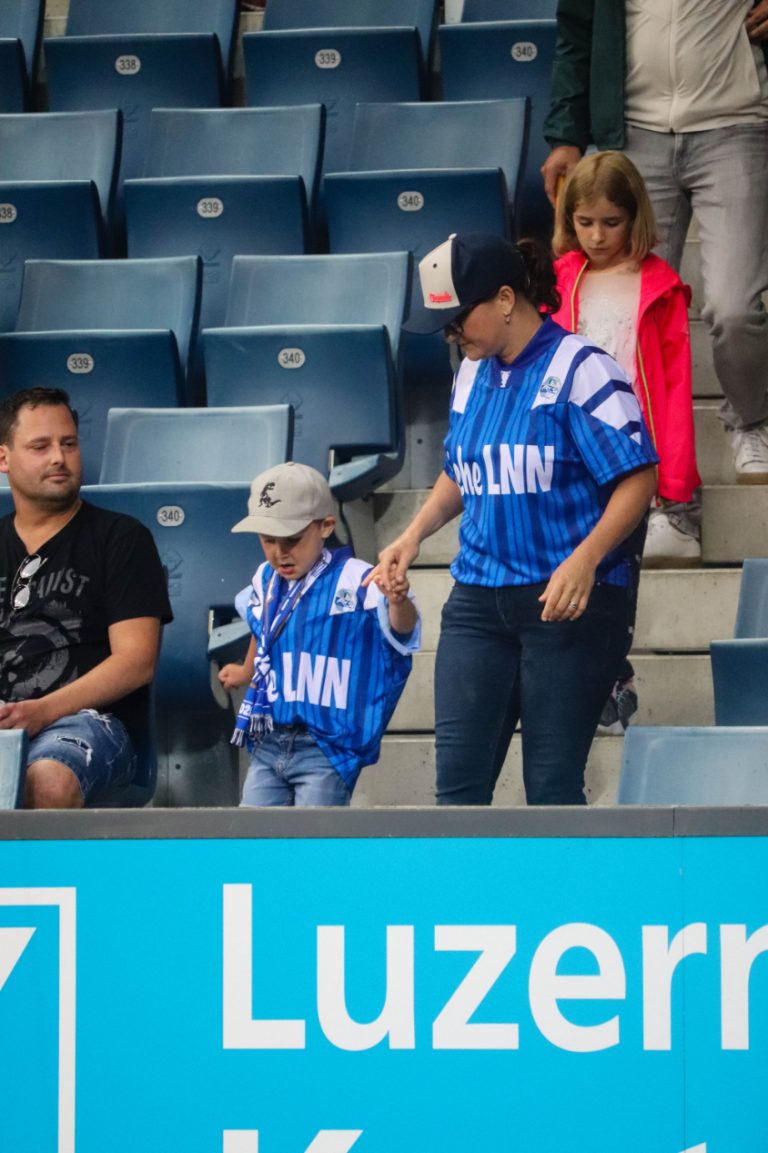 Supporters zorgen voor een vurige terugkeer naar het stadion bij FC