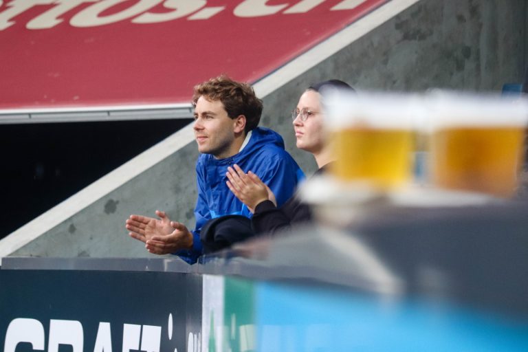 Supporters zorgen voor een vurige terugkeer naar het stadion bij FC