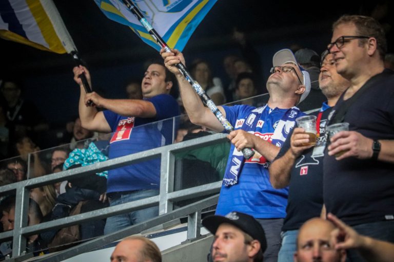 Supporters zorgen voor een vurige terugkeer naar het stadion bij FC