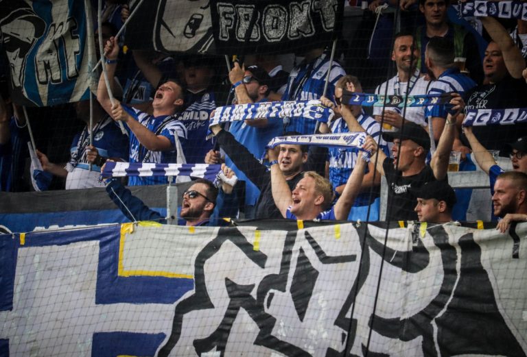 Supporters zorgen voor een vurige terugkeer naar het stadion bij FC
