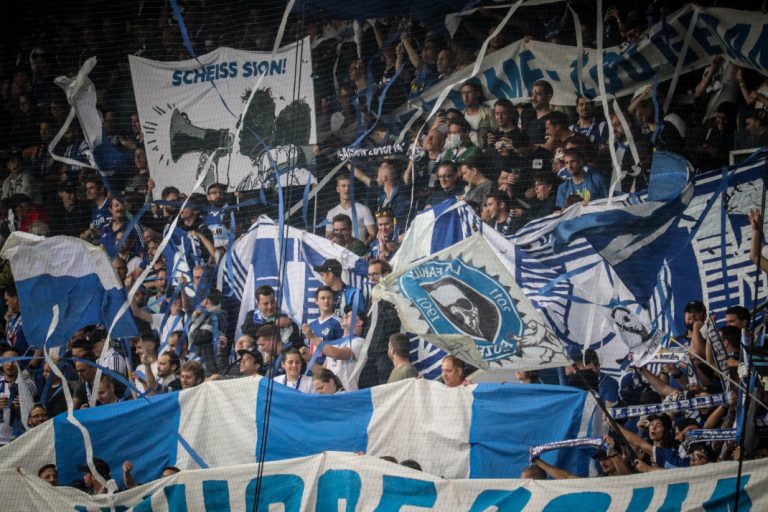 Supporters zorgen voor een vurige terugkeer naar het stadion bij FC