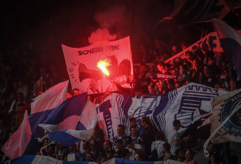 Supporters zorgen voor een vurige terugkeer naar het stadion bij FC