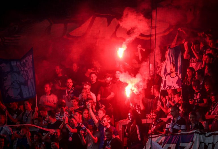Supporters zorgen voor een vurige terugkeer naar het stadion bij FC