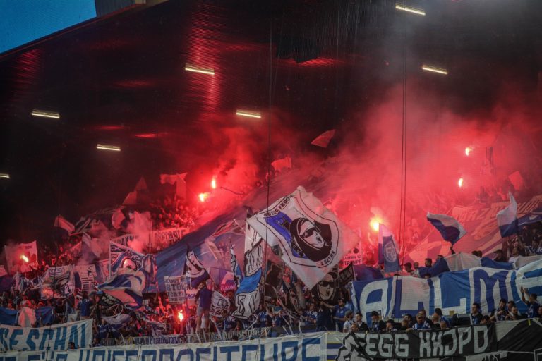 Supporters zorgen voor een vurige terugkeer naar het stadion bij FC