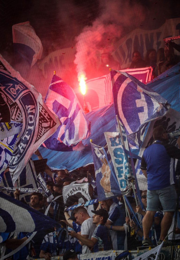 Supporters zorgen voor een vurige terugkeer naar het stadion bij FC