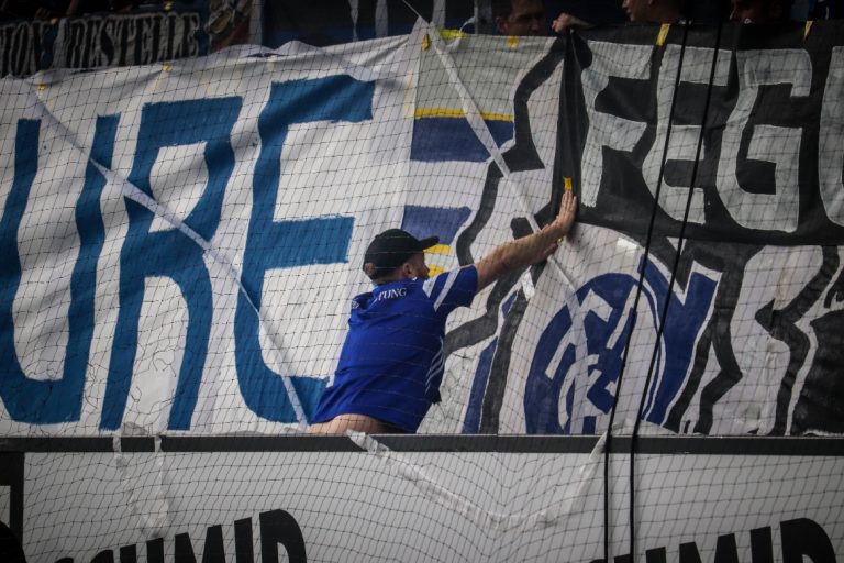 Supporters zorgen voor een vurige terugkeer naar het stadion bij FC