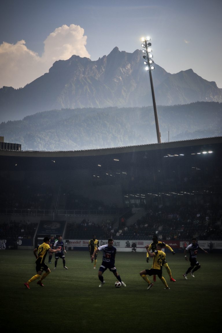Supporters zorgen voor een vurige terugkeer naar het stadion bij FC