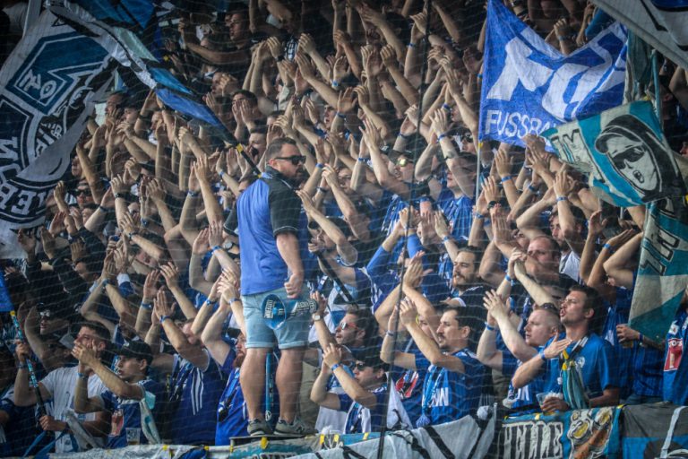 Supporters zorgen voor een vurige terugkeer naar het stadion bij FC