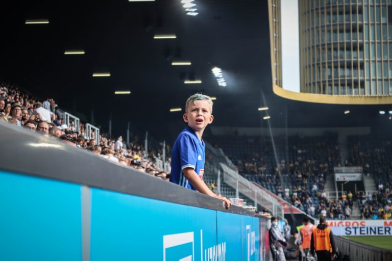 Supporters zorgen voor een vurige terugkeer naar het stadion bij FC