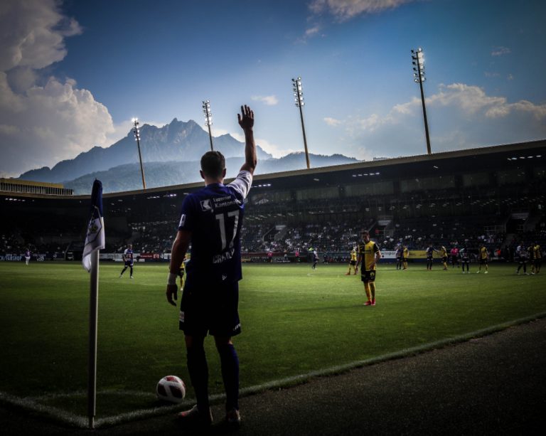 Supporters zorgen voor een vurige terugkeer naar het stadion bij FC