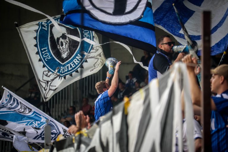 Supporters zorgen voor een vurige terugkeer naar het stadion bij FC