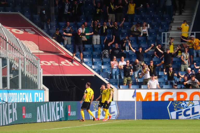 Supporters zorgen voor een vurige terugkeer naar het stadion bij FC