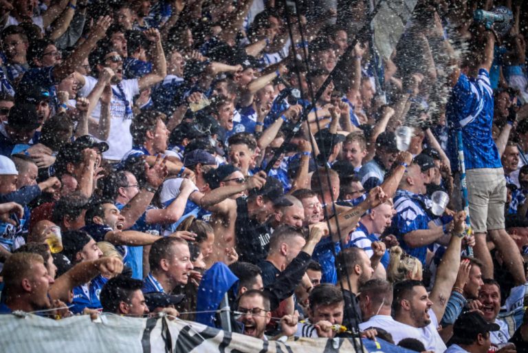 Supporters zorgen voor een vurige terugkeer naar het stadion bij FC