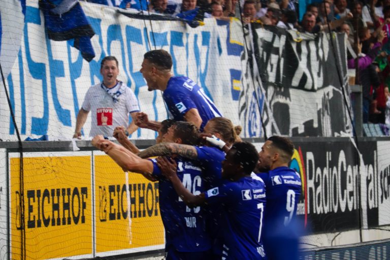 Supporters zorgen voor een vurige terugkeer naar het stadion bij FC