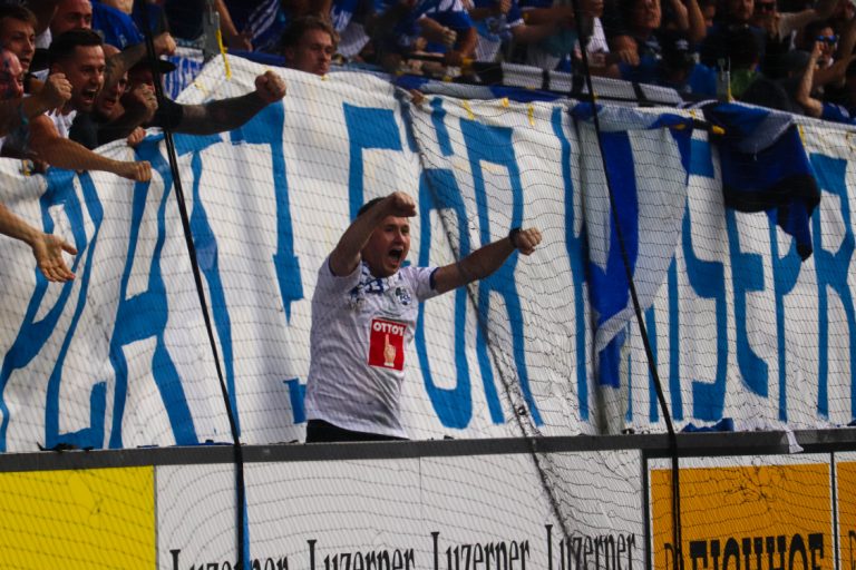 Supporters zorgen voor een vurige terugkeer naar het stadion bij FC