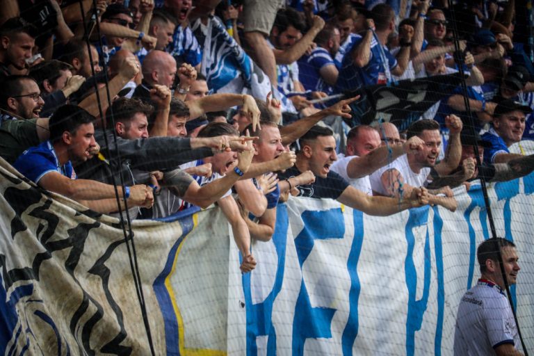Supporters zorgen voor een vurige terugkeer naar het stadion bij FC