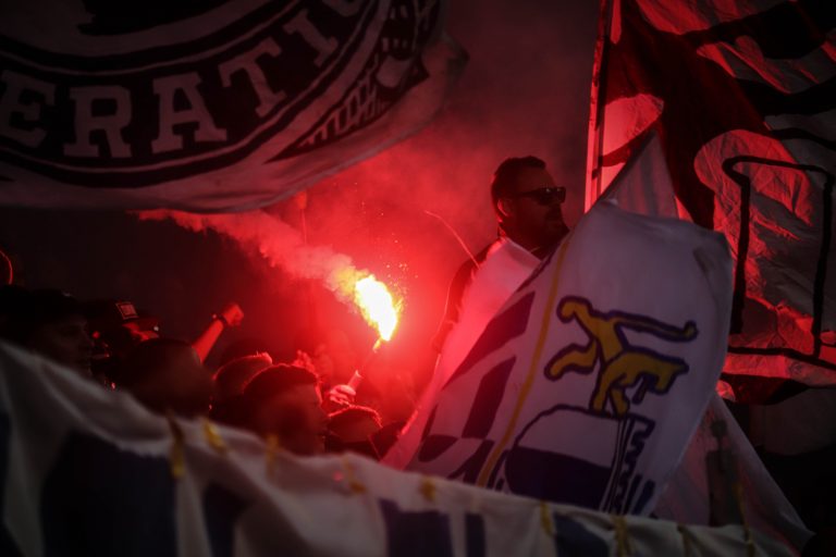 Supporters zorgen voor een vurige terugkeer naar het stadion bij FC