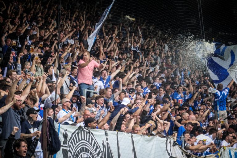 Supporters zorgen voor een vurige terugkeer naar het stadion bij FC