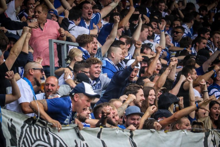 Supporters zorgen voor een vurige terugkeer naar het stadion bij FC