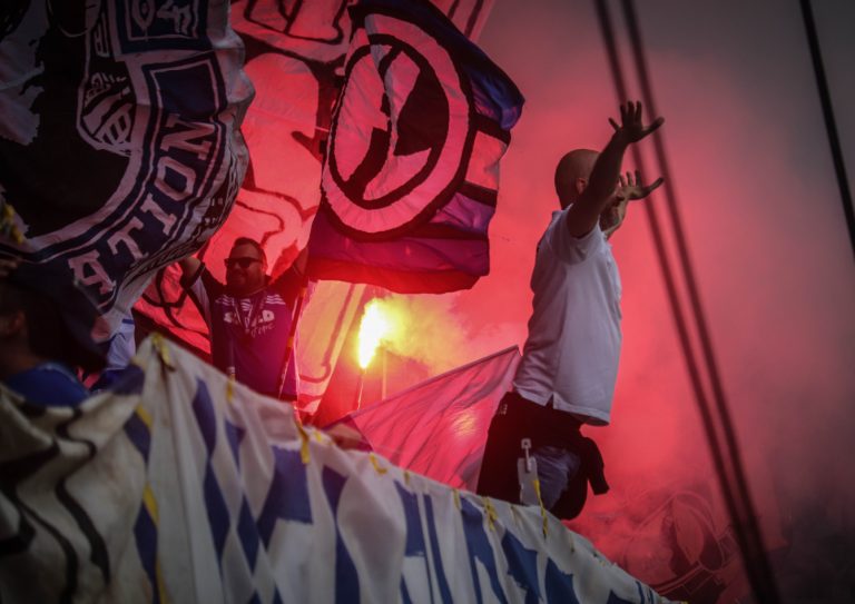 Supporters zorgen voor een vurige terugkeer naar het stadion bij FC