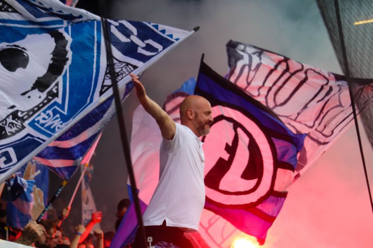 Supporters zorgen voor een vurige terugkeer naar het stadion bij FC