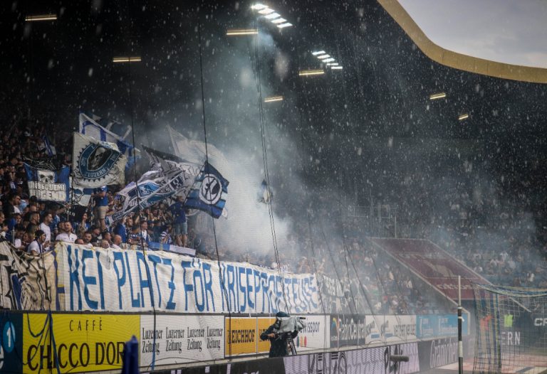 Supporters zorgen voor een vurige terugkeer naar het stadion bij FC