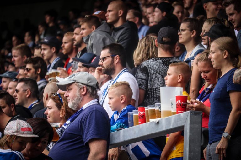Supporters zorgen voor een vurige terugkeer naar het stadion bij FC