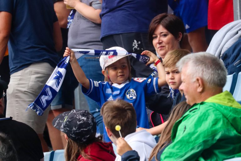 Supporters zorgen voor een vurige terugkeer naar het stadion bij FC