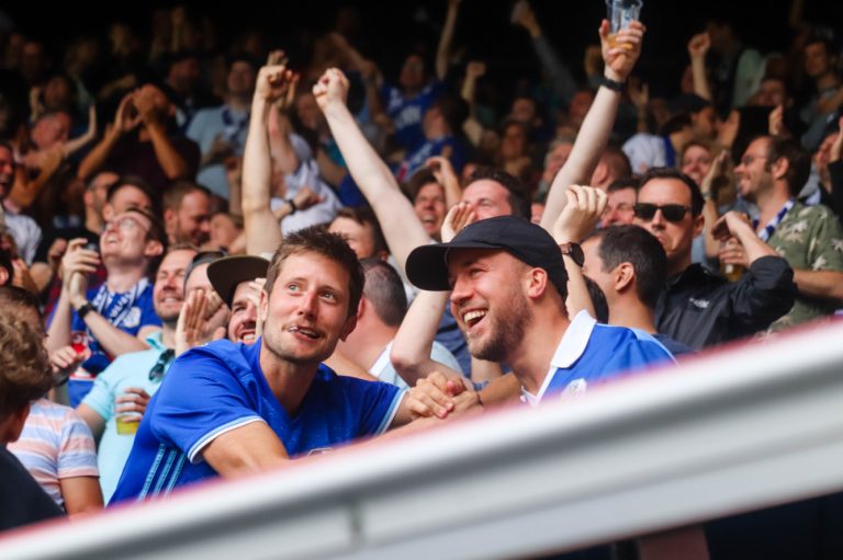 Supporters zorgen voor een vurige terugkeer naar het stadion bij FC