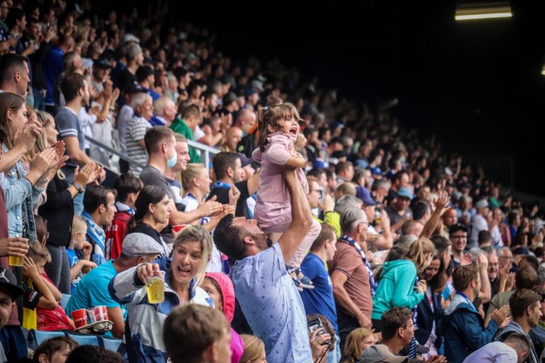 Supporters zorgen voor een vurige terugkeer naar het stadion bij FC