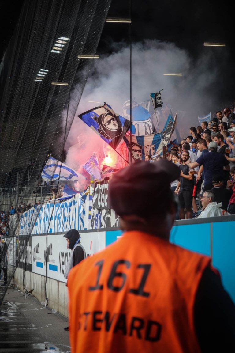 Supporters zorgen voor een vurige terugkeer naar het stadion bij FC