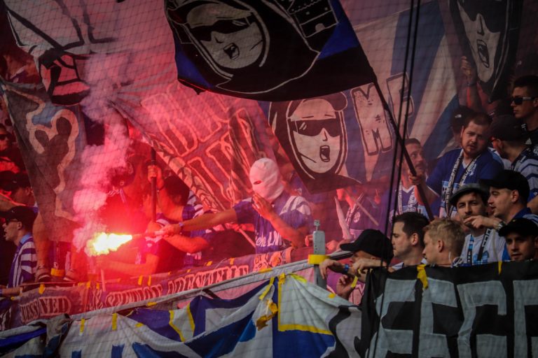Supporters zorgen voor een vurige terugkeer naar het stadion bij FC