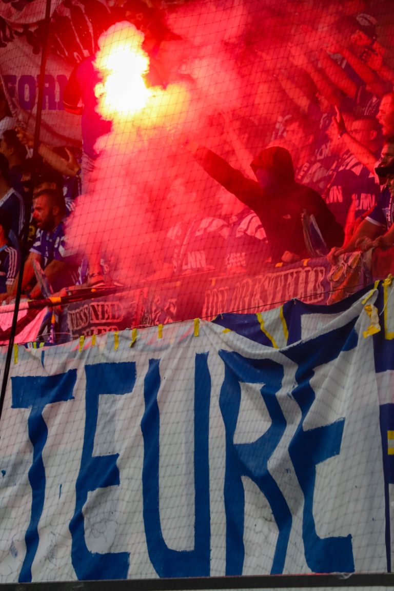 Supporters zorgen voor een vurige terugkeer naar het stadion bij FC