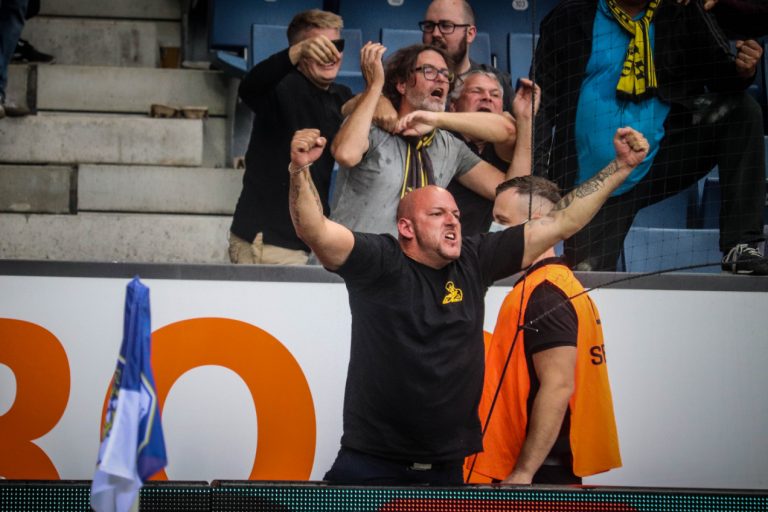 Supporters zorgen voor een vurige terugkeer naar het stadion bij FC
