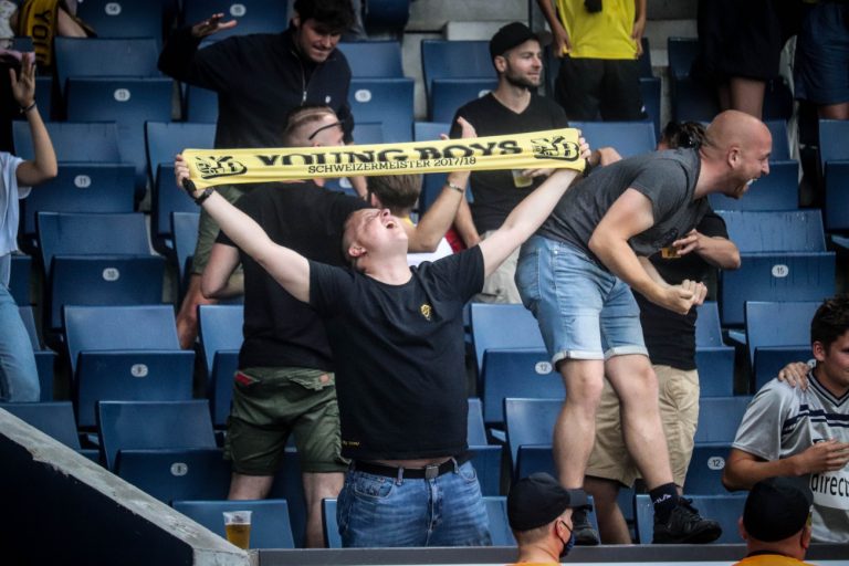 Supporters zorgen voor een vurige terugkeer naar het stadion bij FC