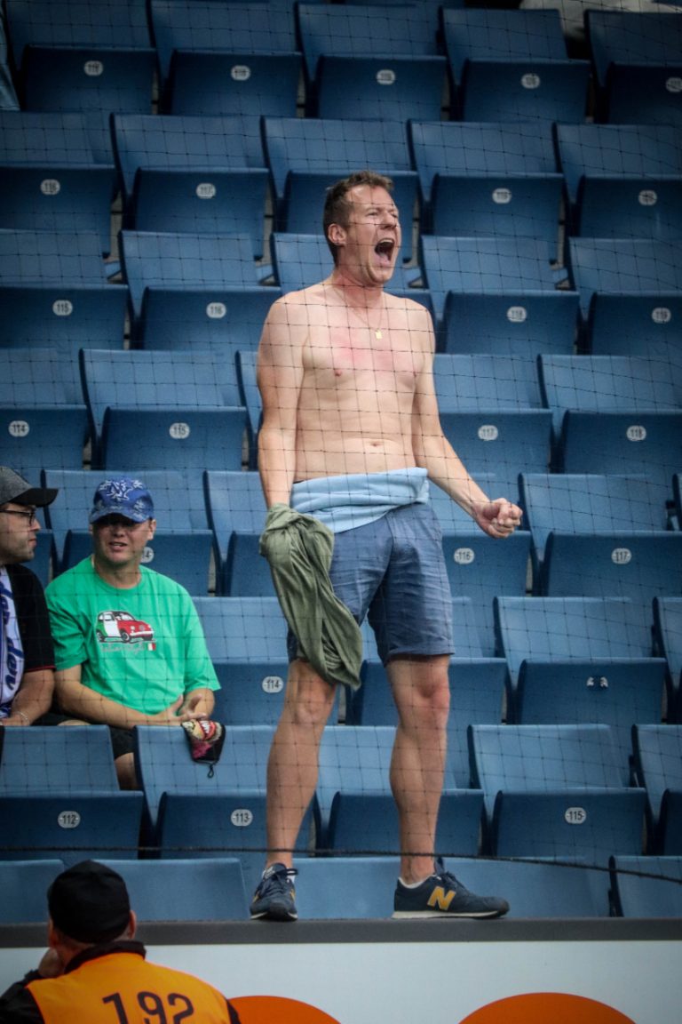Supporters zorgen voor een vurige terugkeer naar het stadion bij FC