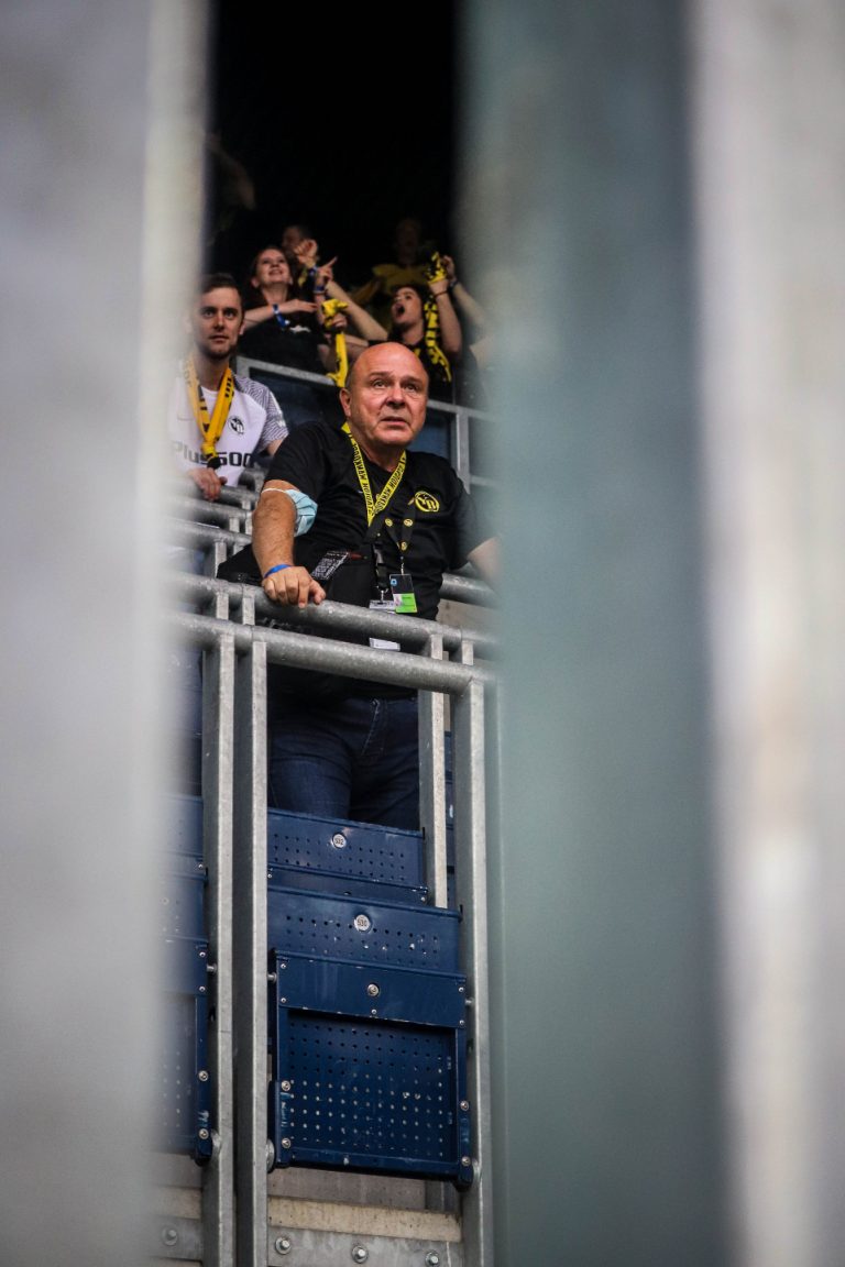 Supporters zorgen voor een vurige terugkeer naar het stadion bij FC