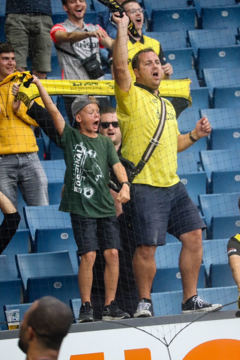 Supporters zorgen voor een vurige terugkeer naar het stadion bij FC