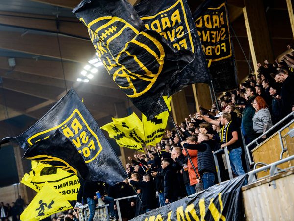 AIK supporters protesteerden tegen collectieve straffen in het Zweedse voetbal
