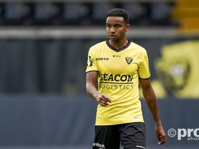 Joshua John in het shirt van VVV-Venlo