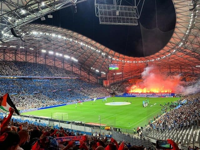 Supporters Olympique Marseille pakken uit tegen Saint-Étienne!