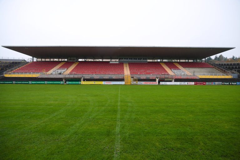 Hoofdtribune vanaf middenstip