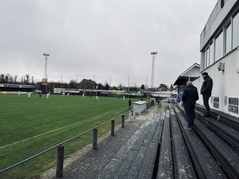 Spektakelstuk op unieke voetbalgrond in Dendermonde