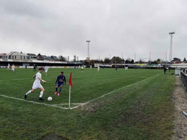 Spektakelstuk op unieke voetbalgrond in Dendermonde